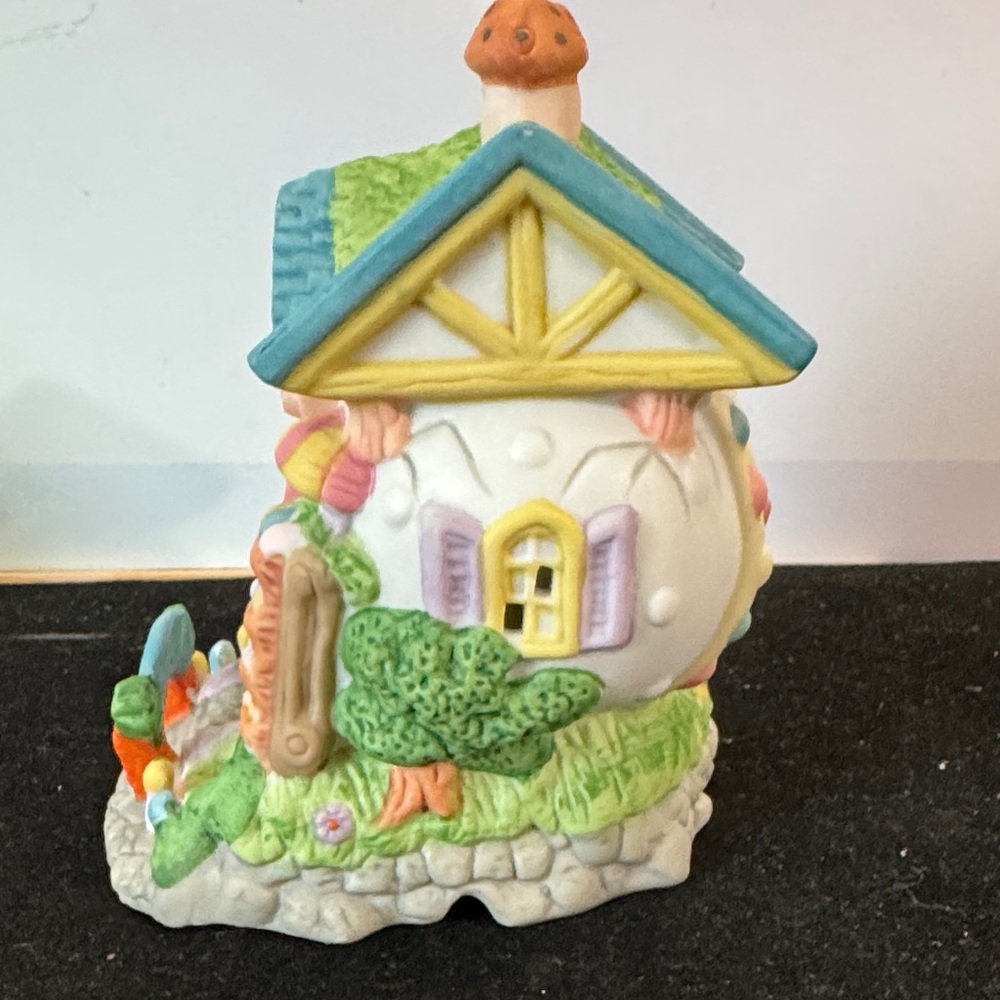 Bunny Towne Easter porcelain, hand-painted Colorful Ceramic Egg Factory Figurine - Picture 4 of 5
